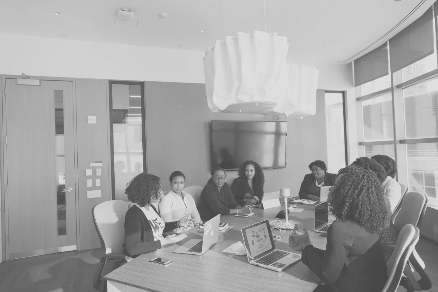 Studenti che collaborano su progetti di programmazione durante il corso